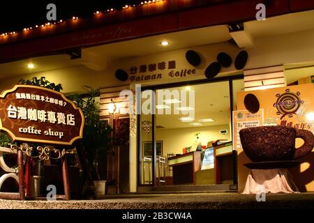 Yunlin, Taiwan - DEC 18, 2004: Zeichen eines örtlichen Kaffeehandes in der Janfusun Fancyworld Stockfoto