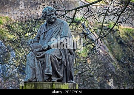 Denkmal für Sir James Young Simpson, 1st Baronet (7. Juni 1811 - 6. Mai 1870) in die Princes Street Gardens und Edinburgh. Stockfoto