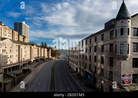 Blick auf die Virginia Street, die im Sonnenlicht am frühen Morgen verlassen wurde, von der Marischal Street Bridge in Aberdeen, Schottland Stockfoto