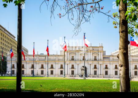 Fassade des neoklassizistischen Palacio de La Moneda oder des La-Moneda-Palastes, Sitz des Präsidenten der Republik Chile, Santiago, Hauptstadt Chiles Stockfoto