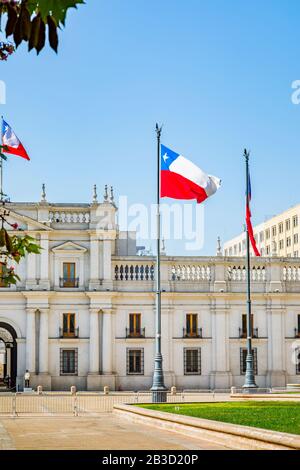 Chilenische Flagge vor dem Palacio de La Moneda oder dem Palast La Moneda, Sitz des Präsidenten der Republik Chile, Santiago, Hauptstadt von Chile Stockfoto