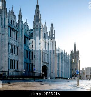 Die Fassade des Stadtrats von Aberdeen und des Marischal College in Schottland glänzt am frühen Morgen - ein großes Gebäude aus Granit an Der Broad Street Stockfoto