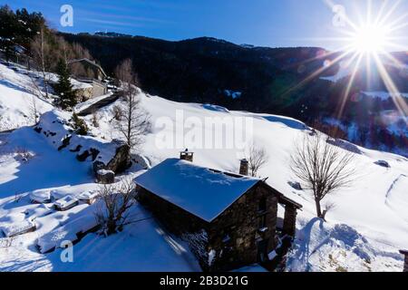 Neuschnee für Scheunen auf dem Berghügel in den Pyrenäen, El Tarter in Grandvalira, Andorra Stockfoto