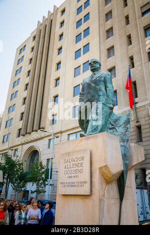 Statue des Politikers Salvador Allende Gossens vom Palacio de La Moneda (La Moneda Palace) Sitz des Präsidenten der Republik Chile, Santiago Stockfoto