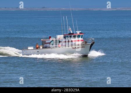 Juli 2015, WESTPORT, WA: Ein kleines kommerzielles Fischerboot fährt über die Gewässer von Grays Harbor, auf dem Weg zum Westport's Yachthafen. Stockfoto