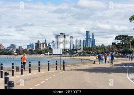 Brisbane Central Business District von St Kilda West Beach, St Kilda, Melbourne, Victoria, Australien Stockfoto