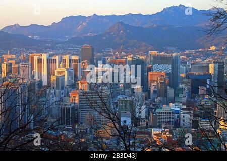 Sonnenuntergang in der Innenstadt von Seoul von oben aufgenommen Stockfoto