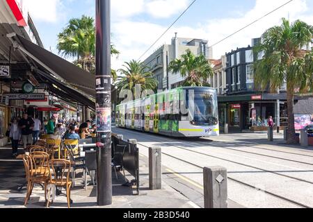 Cafés und öffentliche Tram, Acland Street, St Kilda, Melbourne, Victoria, Australien Stockfoto