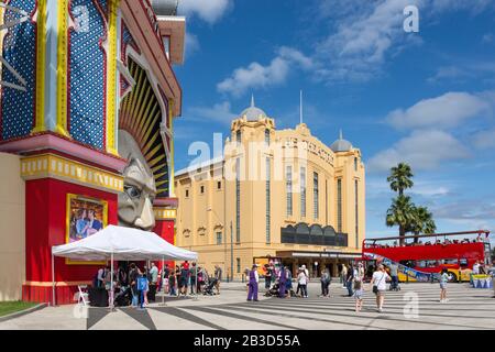 Luna Park Melbourne, Palais Theatre and Sightseeing-Bus, Lower Esplanade, St Kilda, Melbourne, Victoria, Australien Stockfoto