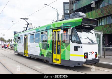 Straßenbahn St. Kilda Beach, Acland Street, St Kilda, Melbourne, Victoria, Australien Stockfoto