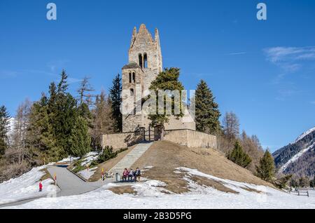 Die Schweizerische Reformierte Kirche San Gian ist als Schweizer Kulturerbe von nationaler Bedeutung gelistet. Die Kirche befindet sich auf einem Hügel über dem Inn River Stockfoto