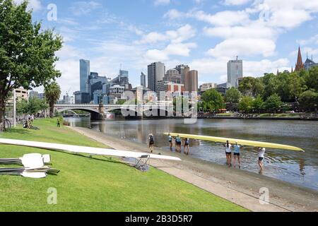 Blick auf die Stadt über den Yarra River von Alexandra Gardens, Melbourne, Victoria, Australien Stockfoto