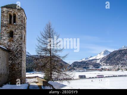 Die Schweizerische Reformierte Kirche San Gian ist als Schweizer Kulturerbe von nationaler Bedeutung gelistet. Die Kirche befindet sich auf einem Hügel über dem Inn River Stockfoto