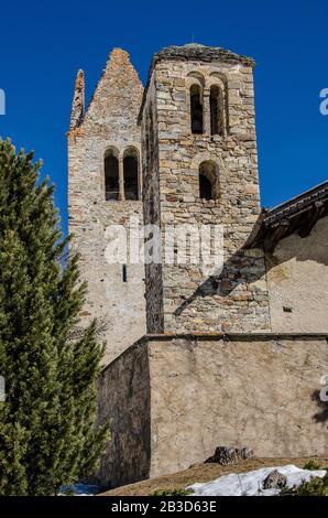 Die Schweizerische Reformierte Kirche San Gian ist als Schweizer Kulturerbe von nationaler Bedeutung gelistet. Die Kirche befindet sich auf einem Hügel über dem Inn River Stockfoto