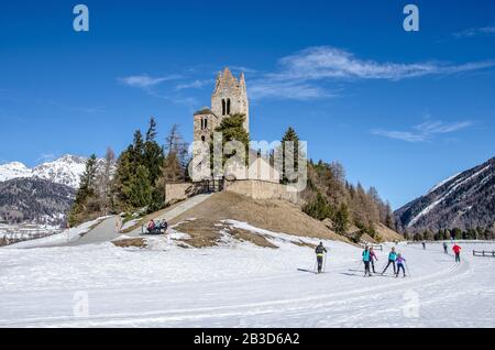 Die Schweizerische Reformierte Kirche San Gian ist als Schweizer Kulturerbe von nationaler Bedeutung gelistet. Die Kirche befindet sich auf einem Hügel über dem Inn River Stockfoto