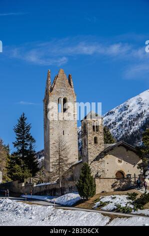 Die Schweizerische Reformierte Kirche San Gian ist als Schweizer Kulturerbe von nationaler Bedeutung gelistet. Die Kirche befindet sich auf einem Hügel über dem Inn River Stockfoto