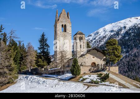 Die Schweizerische Reformierte Kirche San Gian ist als Schweizer Kulturerbe von nationaler Bedeutung gelistet. Die Kirche befindet sich auf einem Hügel über dem Inn River Stockfoto