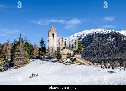 Die Schweizerische Reformierte Kirche San Gian ist als Schweizer Kulturerbe von nationaler Bedeutung gelistet. Die Kirche befindet sich auf einem Hügel über dem Inn River Stockfoto