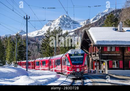 Die Rhätische Bahn, abgekürzt RhB, ist ein Schweizer Verkehrsunternehmen, das das größte Netz aller privaten Bahnbetreiber der Schweiz besitzt. Stockfoto