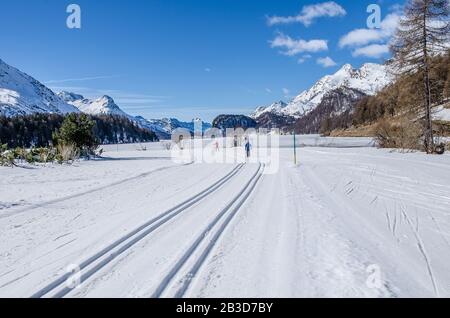 Ob bei 13.000 Wettbewerbern beim Engadin Ski Marathon oder auf den Hügeln des Juras, Engadin Loipen bieten jedem Geschmack. Stockfoto