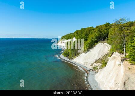 Blick vom Hochufer auf die Ostsee, die Kreidefelsen und den gemeinen Bienenwald (Fagus sylvatica), Nationalpark Jasmund, Rügen Stockfoto