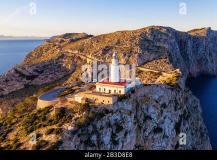 Leuchtturm am Cap Formentor im Morgenlicht, Halbinsel Formentor, in der Nähe von Pollenca, Luftbild, Mallorca, Balearen, Spanien Stockfoto