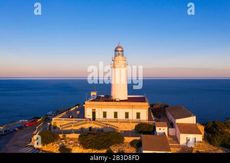 Leuchtturm am Cap Formentor im Morgenlicht, Halbinsel Formentor, in der Nähe von Pollenca, Luftbild, Mallorca, Balearen, Spanien Stockfoto