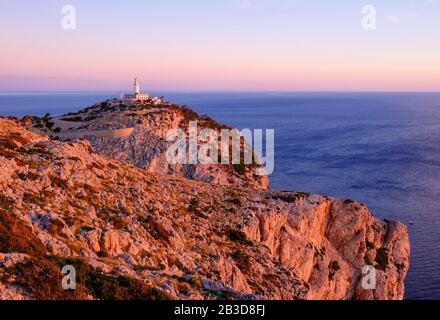 Leuchtturm am Cap Formentor am Morgen Licht, in der Nähe von Pollenca, Mallorca, Balearen, Spanien Stockfoto