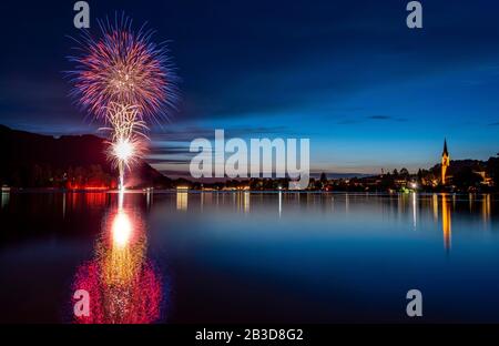 Feuerwerk, Spiegelbild im See Schliersee, Pfarrkirche St. Sixtus, Schliersee, Upper Bavaria, Bavaria, Germany Stockfoto