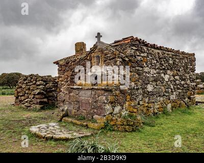 Alte Kapelle mit Steinen erbaut, Giara di Gesturi, Sardinien, Italien Stockfoto