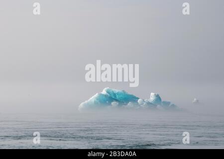 Eisberg, in der Nähe der Gletscherlagune Joekulsarlon, Vatnajoekull National Park, Hornafjoerour, Südisland, Island Stockfoto