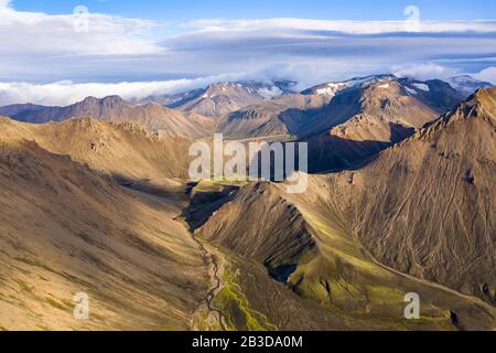 Luftbild, isländisches Hochland, Berge mit mäanderendem Fluss, Landmannalaugar-Region, Island Stockfoto