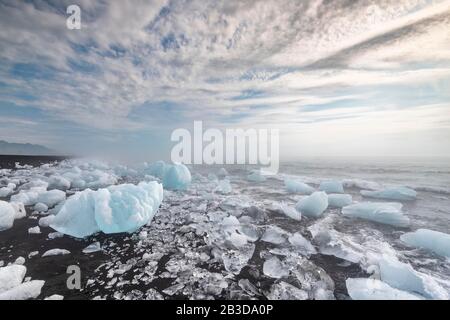 Diamond Beach, Eisberge am schwarzen Lavastrand, in der Nähe der Gletscherlagune Joekulsarlon, Vatnajoekull National Park, Hornafjoerour, Südisland Stockfoto