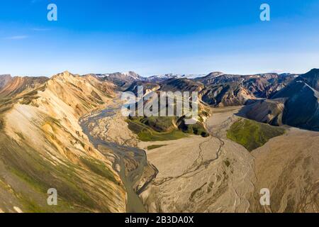 Luftbild, Berglandschaft mit mäandrierenden Fluss Joekulgilskvisl, Rhyolitgebirge, Landmannalaugar-Region, isländisches Hochland, Island Stockfoto