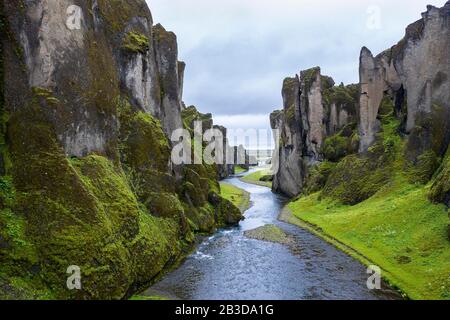 Luftbild, Fjaorargljufur Canyon, Fjadrargljufur, tiefer Canyon, in der Nähe von Kirkjubaejarklaustur, Südisland, Island Stockfoto