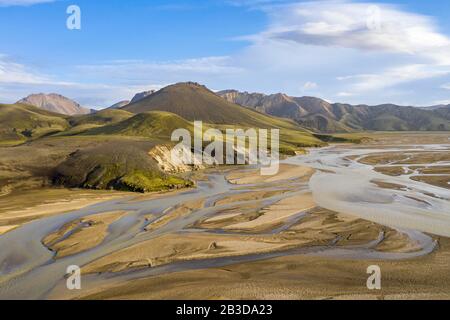 Luftbild, isländisches Hochland, Berge mit mäanderendem Fluss, Landmannalaugar-Region, Island Stockfoto