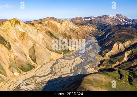 Luftbild, Berglandschaft mit mäandrierenden Fluss Joekulgilskvisl, Rhyolitgebirge, Landmannalaugar-Region, isländisches Hochland, Island Stockfoto