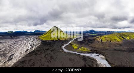 Luftbild, Maelifell-Berg mit Moos bedeckt, Maelifell, schwarze Sandwüste Maelifellssandur, hinter dem Gletscher Myrdalsjoekull, isländisches Hochland Stockfoto