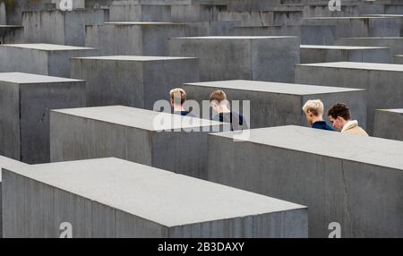 Jugend geht durch Holocaust-Denkmal, Denkmal für die Ermordeten Juden Europas, Berlin, Deutschland Stockfoto