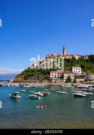 Blick vom Hafen zur Altstadt, Vrbnik, Insel Krk, Kvarner Golfbucht, kroatische Adriaküste, Kroatien Stockfoto