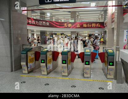 Eingangstore an einer Station zum Zhengzhou U-Bahn-System, China Stockfoto