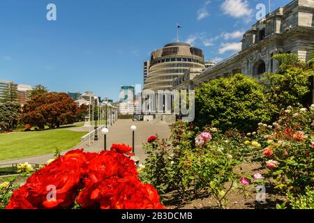 Parlamentsgebäude in Wellington, Neuseeland. Der Executive Wing ist eine markante Form und wird im Allgemeinen als Beehive bezeichnet. Stockfoto