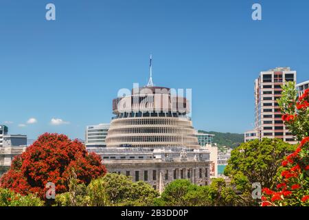 Parlamentsgebäude in Wellington, Neuseeland. Der Executive Wing ist eine markante Form und wird im Allgemeinen als Beehive bezeichnet. Stockfoto