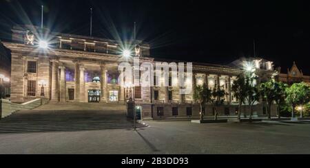 Parlamentsgebäude in Wellington, Neuseeland. Der Executive Wing ist eine markante Form und wird im Allgemeinen als Beehive bezeichnet. Stockfoto