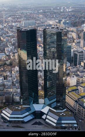 Frankfurt am Main Deutschland 28. Februar 2020 Luftbild der Stadt bei Sonnenuntergang und Deutsche Bank von der Aussichtsplattform Stockfoto