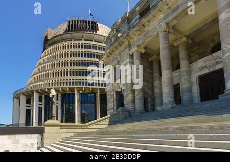 Parlamentsgebäude in Wellington, Neuseeland. Der Executive Wing ist eine markante Form und wird im Allgemeinen als Beehive bezeichnet. Stockfoto