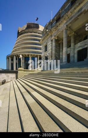 Parlamentsgebäude in Wellington, Neuseeland. Der Executive Wing ist eine markante Form und wird im Allgemeinen als Beehive bezeichnet. Stockfoto