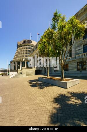 Parlamentsgebäude in Wellington, Neuseeland. Der Executive Wing ist eine markante Form und wird im Allgemeinen als Beehive bezeichnet. Stockfoto