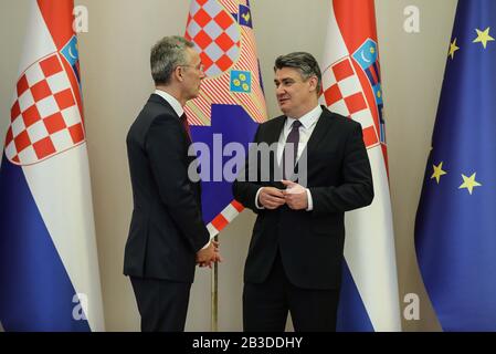 (200304) -- ZAGREB, 4. März 2020 (Xinhua) -- der kroatische Präsident Zoran Milanovic (R) spricht am 4. März 2020 mit NATO-Generalsekretär Jens Stoltenberg in Zagreb, Kroatien. (Jurica Galoic/Pixsell über Xinhua) Stockfoto