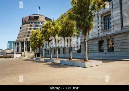 Parlamentsgebäude in Wellington, Neuseeland. Der Executive Wing ist eine markante Form und wird im Allgemeinen als Beehive bezeichnet. Stockfoto